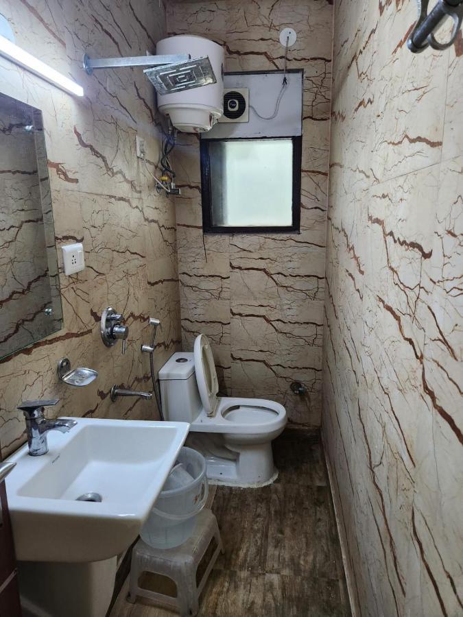 Hotel Cozy Cave Nuova Delhi Esterno foto