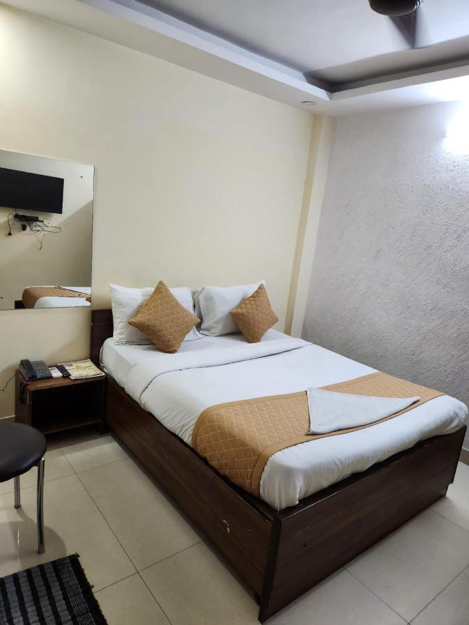 Hotel Cozy Cave Nuova Delhi Esterno foto